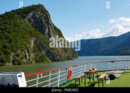 Serbien, Rumänien Südkarpaten, Serbische Karpaten, Banat Berge, Djerdap Nationalpark, Katarakte, Eisen Tore, Donau Water Gap, Flusskreuzfahrt auf der Donau, Donau Navigation, aROSA 393 Mia, Flusslandschaft, Donau Landschaft, Berge, Berglandschaft, steil Felsen Stockfoto
