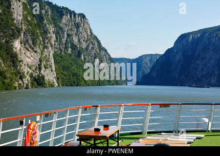 Serbien, Rumänien Südkarpaten, Serbische Karpaten, Banat Berge, Djerdap Nationalpark, Katarakte, Eisen Tore, Donau Water Gap, Flusskreuzfahrt auf der Donau, Donau Navigation, aROSA 393 Mia, Flusslandschaft, Donau Landschaft, Berge, Berglandschaft, steil Felsen Stockfoto