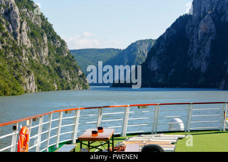 Serbien, Rumänien Südkarpaten, Serbische Karpaten, Banat Berge, Djerdap Nationalpark, Katarakte, Eisen Tore, Donau Water Gap, Flusskreuzfahrt auf der Donau, Donau Navigation, aROSA 393 Mia, Flusslandschaft, Donau Landschaft, Berge, Berglandschaft, steil Felsen Stockfoto