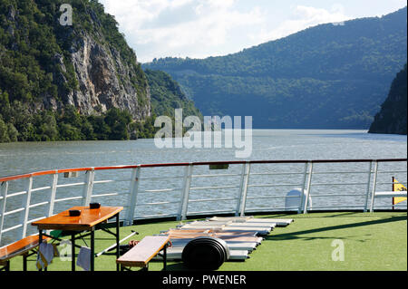 Serbien, Rumänien Südkarpaten, Serbische Karpaten, Banat Berge, Djerdap Nationalpark, Katarakte, Eisen Tore, Donau Water Gap, Flusskreuzfahrt auf der Donau, Donau Navigation, aROSA 393 Mia, Flusslandschaft, Donau Landschaft, Berge, Berglandschaft, steil Felsen Stockfoto