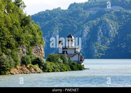 Serbien, Rumänien Südkarpaten, Serbische Karpaten, Banat Berge, Djerdap Nationalpark, Katarakte, Kloster Mraconia am rumänischen Donauufer, Eisen Tore, Donau Water Gap, Flusskreuzfahrt auf der Donau, Donau Navigation, Flusslandschaft, Donau Landschaft, Berge, Berglandschaft, steil Felsen Stockfoto