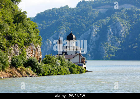 Serbien, Rumänien Südkarpaten, Serbische Karpaten, Banat Berge, Djerdap Nationalpark, Katarakte, Kloster Mraconia am rumänischen Donauufer, Eisen Tore, Donau Water Gap, Flusskreuzfahrt auf der Donau, Donau Navigation, Flusslandschaft, Donau Landschaft, Berge, Berglandschaft, steil Felsen Stockfoto