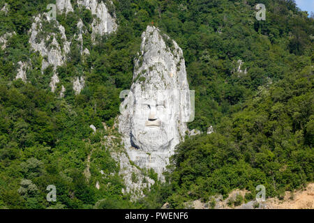Serbien, Rumänien Südkarpaten, Serbische Karpaten, Banat Berge, Djerdap Nationalpark, Katarakte, Decebalus, Decebal, König von Dacia, Dacian Prince, Bildhauerei an einer steilen Böschung am rumänischen Donauufer, Stein, Eisen Tore, Donau Water Gap, Flusskreuzfahrt auf der Donau, Berg, bergigen Landschaft, steil Rock Stockfoto