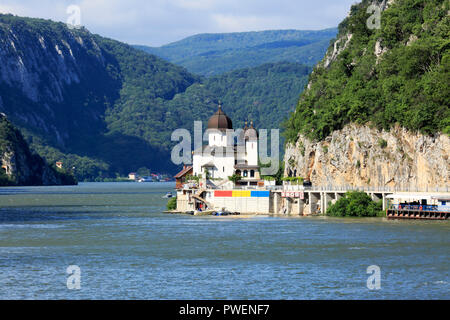 Serbien, Rumänien Südkarpaten, Serbische Karpaten, Banat Berge, Djerdap Nationalpark, Katarakte, Kloster Mraconia am rumänischen Donauufer, Eisen Tore, Donau Water Gap, Flusskreuzfahrt auf der Donau, Donau Navigation, Flusslandschaft, Donau Landschaft, Berge, Berglandschaft, steil Felsen Stockfoto