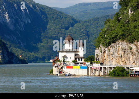 Serbien, Rumänien Südkarpaten, Serbische Karpaten, Banat Berge, Djerdap Nationalpark, Katarakte, Kloster Mraconia am rumänischen Donauufer, Eisen Tore, Donau Water Gap, Flusskreuzfahrt auf der Donau, Donau Navigation, Flusslandschaft, Donau Landschaft, Berge, Berglandschaft, steil Felsen Stockfoto