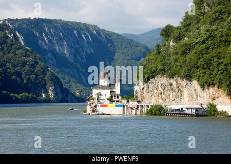 Serbien, Rumänien Südkarpaten, Serbische Karpaten, Banat Berge, Djerdap Nationalpark, Katarakte, Kloster Mraconia am rumänischen Donauufer, Eisen Tore, Donau Water Gap, Flusskreuzfahrt auf der Donau, Donau Navigation, Flusslandschaft, Donau Landschaft, Berge, Berglandschaft, steil Felsen Stockfoto