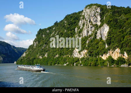 Serbien, Rumänien Südkarpaten, Serbische Karpaten, Banat Berge, Djerdap Nationalpark, Katarakte, Eisen Tore, Donau Water Gap, Flusskreuzfahrt auf der Donau, Donau Navigation, Frachter, Flusslandschaft, Donau Landschaft, Berge, Berglandschaft, steil Felsen Stockfoto