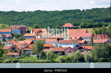 Serbien, Serbien, Bor, Opstina Kladovo, Milutinovac, mit Blick auf das Dorf, die Wohngebäude an der Donau, Donau, Donau Landschaft, Flusslandschaft, hügeliges Land, Wald, Wald Stockfoto