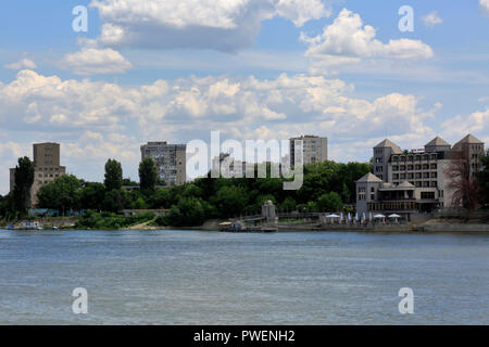 Bulgarien, silistra an der Donau, Dobruja, Dobrudscha, südlichen Dobruja, Wohnblocks und Drustar Hotel, Donau, Donau Landschaft, Fluss Landschaft Stockfoto