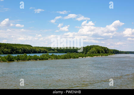 Donau Landschaft zwischen Izvoarele und Oltina, Rumänien, Constanta, Dobruja, Flusslandschaft, Donau Landschaft, Bottomland, verlassenen Meander, cumulus Wolken, bewölkter Himmel Stockfoto