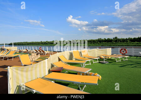 Tourismus, Urlaub, Freizeit, Donau Kreuzfahrt, Donau Navigation, aROSA 393 Mia, upperdeck, Sonnenliegen, dollbord, Rettungsring, Donau Landschaft, Fluss Landschaft in der Nähe von Harsova in Rumänien, Constanta, Dobruja, Dobrudja Stockfoto