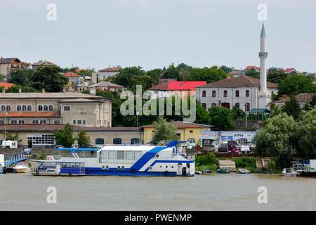 Rumänien, Tulcea an der Donau, Saint George Zweig, Tulcea County, Dobrudscha, Tor zum Donaudelta, Blick auf die Stadt, Hafen, Azizyie Moschee mit Minarett, Donau, Fluss, Ausflug Schiff Stockfoto