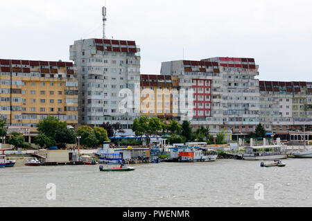 Rumänien, Tulcea an der Donau, Saint George Zweig, Tulcea County, Dobrudscha, Tor zum Donaudelta, Blick auf die Stadt, Hafen, business Häuser und Wohnanlagen, Mehrfamilienhäuser, Wohnblocks, Donauufer, Riverwalk, Schiffsanlegestelle, Schiffe, Boote Stockfoto