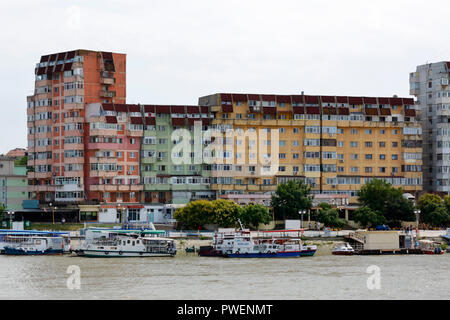 Rumänien, Tulcea an der Donau, Saint George Zweig, Tulcea County, Dobrudscha, Tor zum Donaudelta, Blick auf die Stadt, Hafen, business Häuser und Wohnanlagen, Mehrfamilienhäuser, Wohnblocks, Donauufer, Riverwalk, Schiffsanlegestelle, Schiffe, Boote Stockfoto