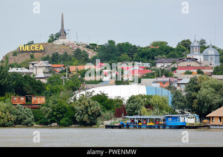 Rumänien, Tulcea an der Donau, Saint George Zweig, Tulcea County, Dobrudscha, Tor zum Donaudelta, Blick auf die Stadt, Hafen, Independence Monument auf einem Hügel, Schriftzug Tulcea auf dem Hügel, Donau, Fluss Stockfoto