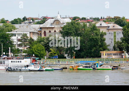 Rumänien, Tulcea an der Donau, Saint George Zweig, Tulcea County, Dobrudscha, Tor zum Donaudelta, Blick auf die Stadt, Hafen, Spiru Haret, Dobruja High School, Schiffsanlegestelle, Boote Stockfoto