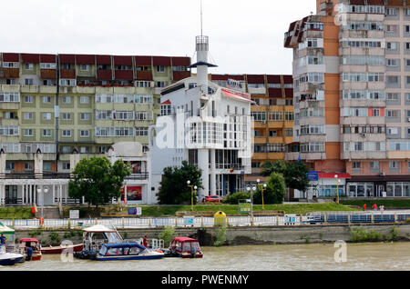 Rumänien, Tulcea an der Donau, Saint George Zweig, Tulcea County, Dobrudscha, Tor zum Donaudelta, Blick auf die Stadt, Hafen, Tulcea Tourist Information Centre, Business Häuser und Wohnanlagen, Mehrfamilienhäuser, Wohnblocks, Donauufer, Riverwalk, Schiffsanlegestelle, Schiffe, Boote, Donau Navigation Stockfoto