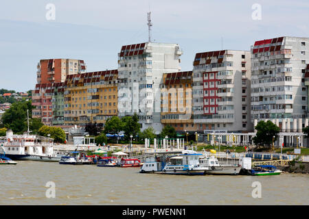 Rumänien, Tulcea an der Donau, Saint George Zweig, Tulcea County, Dobrudscha, Tor zum Donaudelta, Blick auf die Stadt, Hafen, business Häuser und Wohnanlagen, Mehrfamilienhäuser, Wohnblocks, Donauufer, Riverwalk, Schiffsanlegestelle, Schiffe, Boote, Donau Navigation Stockfoto