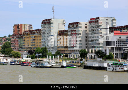Rumänien, Tulcea an der Donau, Saint George Zweig, Tulcea County, Dobrudscha, Tor zum Donaudelta, Blick auf die Stadt, Hafen, business Häuser und Wohnanlagen, Mehrfamilienhäuser, Wohnblocks, Donauufer, Riverwalk, Schiffsanlegestelle, Schiffe, Boote, Donau Navigation Stockfoto