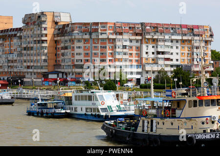 Rumänien, Tulcea an der Donau, Saint George Zweig, Tulcea County, Dobrudscha, Tor zum Donaudelta, Blick auf die Stadt, Hafen, business Häuser und Wohnanlagen, Mehrfamilienhäuser, Wohnblocks, Donauufer, Riverwalk, Schiffsanlegestelle, Schiffe, Boote, Donau Navigation Stockfoto