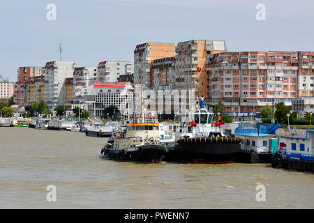Rumänien, Tulcea an der Donau, Saint George Zweig, Tulcea County, Dobrudscha, Tor zum Donaudelta, Blick auf die Stadt, Hafen, business Häuser und Wohnanlagen, Mehrfamilienhäuser, Wohnblocks, Donauufer, Riverwalk, Schiffsanlegestelle, Schiffe, Boote, Donau Navigation Stockfoto