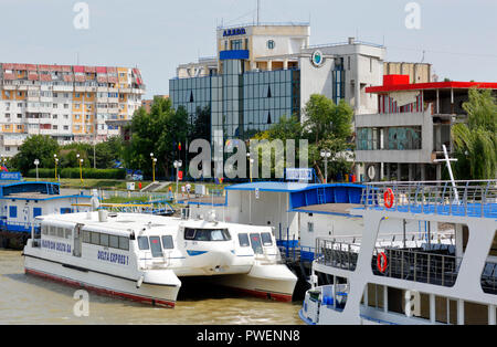 Rumänien, Tulcea an der Donau, Saint George Zweig, Tulcea County, Dobrudscha, Tor zum Donaudelta, Blick auf die Stadt, Hafen, ARBDD, Forschungseinrichtung des Biosphärenreservat Donaudelta, Verwaltungsgebäude, Schiffsanlegestelle, Ausflugsschiffe Stockfoto