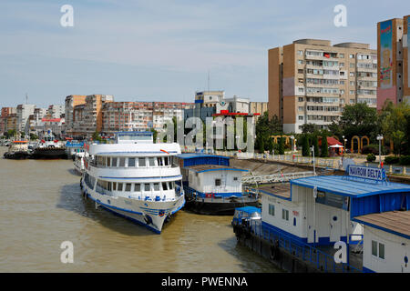 Rumänien, Tulcea an der Donau, Saint George Zweig, Tulcea County, Dobrudscha, Tor zum Donaudelta, Blick auf die Stadt, Hafen, business Häuser und Wohnanlagen, Mehrfamilienhäuser, Wohnblocks, Donauufer, Riverwalk, Uferpromenade, Schiffsanlegestelle, Schiffe, Boote, Ausflug Schiff, Donau Navigation Stockfoto