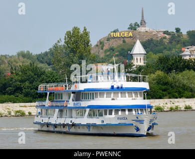 Rumänien, Tulcea an der Donau, Saint George Zweig, Tulcea County, Dobrudscha, Tor zum Donaudelta, Blick auf die Stadt, Hafen, Independence Monument auf einem Hügel, Schriftzug Tulcea auf dem Hügel, Donau, Fluss, Ausflug Schiff Stockfoto