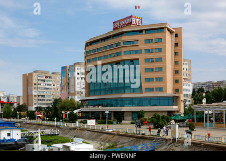 Rumänien, Tulcea an der Donau, Saint George Zweig, Tulcea County, Dobrudscha, Tor zum Donaudelta, Blick auf die Stadt, Hafen, business Häuser und Wohnanlagen, Mehrfamilienhäuser, Wohnblocks, Esplanada Hotel, Donauufer, Riverwalk, Uferpromenade Stockfoto