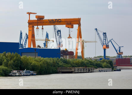 Rumänien, Tulcea an der Donau, Saint George Zweig, Tulcea County, Dobrudscha, Tor zum Donaudelta, Blick auf die Stadt, Hafen, Werft, Kräne, Donau, Fluss Stockfoto