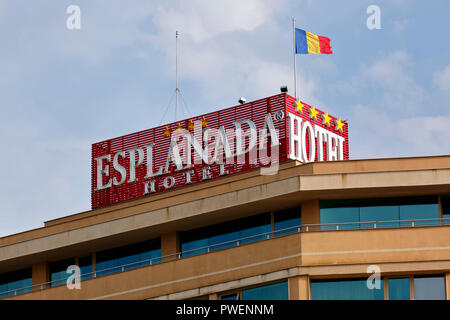 Rumänien, Tulcea an der Donau, Saint George Zweig, Tulcea County, Dobrudscha, Tor zum Donaudelta, Esplanada Hotel, Beschriftung und rumänische Flagge Stockfoto