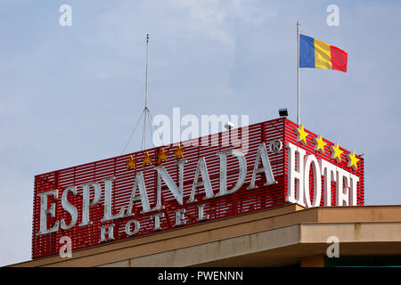 Rumänien, Tulcea an der Donau, Saint George Zweig, Tulcea County, Dobrudscha, Tor zum Donaudelta, Esplanada Hotel, Beschriftung und rumänische Flagge Stockfoto