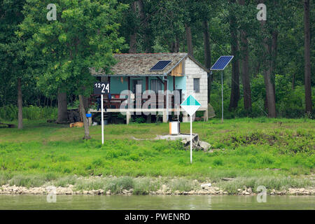Informationen unterzeichnen, Kilometerstand von über der Donau, 1224 river Kilometer den Fluss Mund verlassen, Donau Navigation, Donauufer, Fisherman's Hütte am Ufer des Flusses, Stromversorgung durch Solarenergie, Flusslandschaft in der Nähe der Lok auf der Donau, Locka Ada Insel, Serbien, Vojvodina Province, South Backa Bezirk, Titel Gemeinde Stockfoto