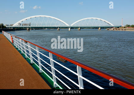 Serbien, in Novi Sad an der Donau, Provinz Vojvodina, Bezirk Süd Backa, Flusskreuzfahrt auf der Donau, Ausflug Schiff, Cruiser aROSA Mia, Oberdeck, dollbord, Tourismus, Donau Navigation, Blick auf zwei Donaubrücken, Straßen-, Brücken- und Eisenbahnbrücken, hinter der Brücke, die meisten Zezeljev Zezelj, vor der Brücke, Bosko Perosevic Road-Railway Brücke, Die meisten boska Perosevica, der Europäischen Kulturhauptstadt 2021 Stockfoto