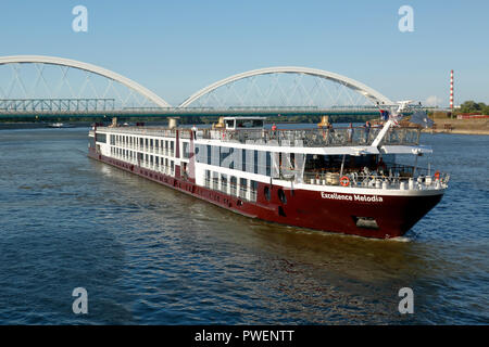 Serbien, in Novi Sad an der Donau, Provinz Vojvodina, Bezirk Süd Backa, Flusskreuzfahrt auf der Donau, Ausflug Schiff, Cruiser Excellence Melodia, Tourismus, Touristen, Donau Navigation, Blick auf zwei Donaubrücken, Straßen-, Brücken- und Eisenbahnbrücken, hinter der Brücke, die meisten Zezeljev Zezelj, vor der Brücke, Bosko Perosevic Road-Railway Brücke, Die meisten boska Perosevica, der Europäischen Kulturhauptstadt 2021 Stockfoto