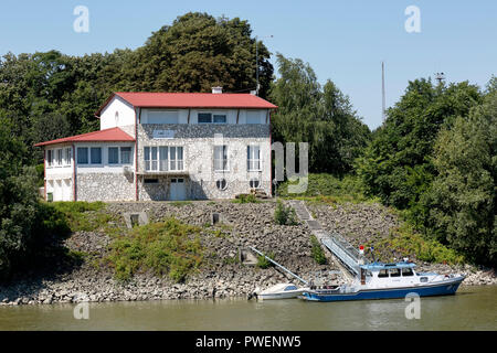 Ungarn, Mohacs auf der Donau, Transdanubien, Südtransdanubien, Komitat Baranya, Wohngebäude mit Liegeplatz am Ufer der Donau, Einfamilienhaus, Motorboot, Flusslandschaft, Donau Landschaft Stockfoto