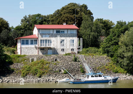 Ungarn, Mohacs auf der Donau, Transdanubien, Südtransdanubien, Komitat Baranya, Wohngebäude mit Liegeplatz am Ufer der Donau, Einfamilienhaus, Motorboot, Flusslandschaft, Donau Landschaft Stockfoto