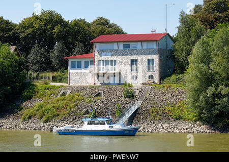 Ungarn, Mohacs auf der Donau, Transdanubien, Südtransdanubien, Komitat Baranya, Wohngebäude mit Liegeplatz am Ufer der Donau, Einfamilienhaus, Motorboot, Flusslandschaft, Donau Landschaft Stockfoto