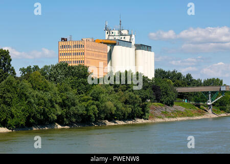 Landwirtschaft, Getreidespeicher, Reihe von Silos, Lagerhaus für Getreide und Ölsaaten in der Donau Hafen in Mohacs, Betreiber Firma Cargill, Donau Landschaft, Donauufer, cumulus Wolken, Ungarn, Budapest, Budapest, Komitat Baranya Stockfoto