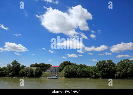 Ungarn, Mohacs auf der Donau, Transdanubien, Südtransdanubien, Komitat Baranya, Wohngebäude mit Liegeplatz am Ufer der Donau, Einfamilienhaus, Motorboot, Panorama, Flusslandschaft, Donau Landschaft, cumulus Wolken Stockfoto