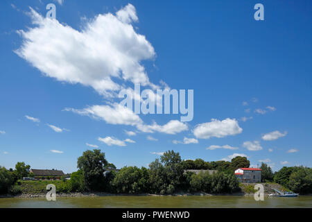 Ungarn, Mohacs auf der Donau, Transdanubien, Südtransdanubien, Komitat Baranya, Wohngebäude mit Liegeplatz am Ufer der Donau, Einfamilienhaus, Motorboot, Panorama, Flusslandschaft, Donau Landschaft, cumulus Wolken Stockfoto