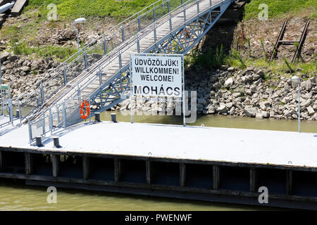 Ungarn, Mohacs auf der Donau, Transdanubien, Südtransdanubien, Komitat Baranya, schiffsanlegestelle an der Donau, Donau, Landungsbrücke, willkommen Platte, Schriftzug Willkommen bei Mohacs Stockfoto