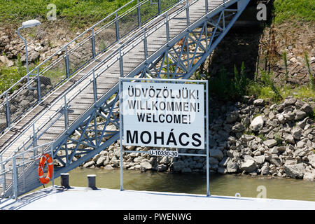 Ungarn, Mohacs auf der Donau, Transdanubien, Südtransdanubien, Komitat Baranya, schiffsanlegestelle an der Donau, Donau, Landungsbrücke, willkommen Platte, Schriftzug Willkommen bei Mohacs Stockfoto