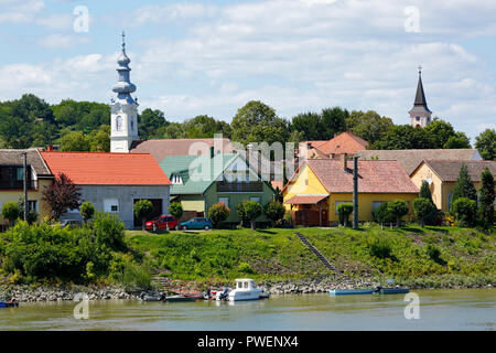 Ungarn, Dunaszekcsoe auf der Donau, Transdanubien, Südtransdanubien, Komitat Baranya, Donau-Drau Nationalpark, Blick auf die Stadt, links der serbisch-orthodoxen Kirche, Barock, rechts der Römisch-katholischen Kirche, Kirche der Heimsuchung, Wohngebäude, Donau, Fluss Landschaft Stockfoto