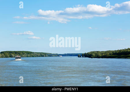 Tourismus, Urlaub, Freizeit, Donau Navigation, Donau Kreuzfahrt, Cruiser Amadeus Royal, Donau Landschaft, Fluss Landschaft in der Nähe von Batina, Osijek-Baranja County, Kroatien Stockfoto