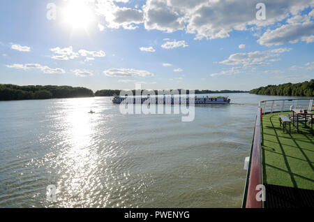 Tourismus, Urlaub, Freizeit, Donau Kreuzfahrt mit der Cruiser aROSA Mia, Donau, Landschaft, Sonnenuntergang, Hintergrundbeleuchtung, drehen Manöver von Cruiser Princesse de Provence in Kalocsa, Ungarn, Südungarn, Pannonische Tiefebene, Südliche Tiefebene, Bacs-Kiskun County Stockfoto