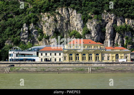 Ungarn, Ungarn, Budapest, Donau, Hauptstadt, Rudas Bäder am Donauufer im Stadtteil Buda vor dem Gellertberg, Therme und Schwimmbäder, Tourismus, UNESCO Weltkulturerbe Stockfoto