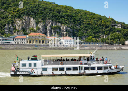 Ungarn, Ungarn, Budapest, Donau, Hauptstadt, Rudas Bäder am Donauufer im Stadtteil Buda vor dem Gellertberg, Therme und Schwimmbäder, Recht, die Gerhard von csanad Denkmal, Bischof von Csanad, saint, Schutzpatron von Budapest, Ausflug Schiff auf der Donau, UNESCO Weltkulturerbe Stockfoto