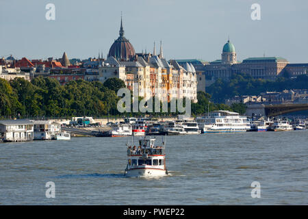 Ungarn, Ungarn, Budapest, Donau, Hauptstadt, Donau Bank von Pest, Donau Landschaft, Häuser und Wohnanlagen, Schiffsanlegestelle, Schiffe, Fluss Navigation, links die Kuppel des Parlaments, rechts vom Königlichen Palast, dem UNESCO-Welterbe Stockfoto