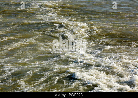 Rückspülen, Weckservice, Waschen, Rückspülung, Fahrrinne, schäumende Wasser, Wellen, clearway, Cruiser auf der Donau, Tourismus, Urlaub, Freizeit, Donau Kreuzfahrt, Donau Navigation Stockfoto